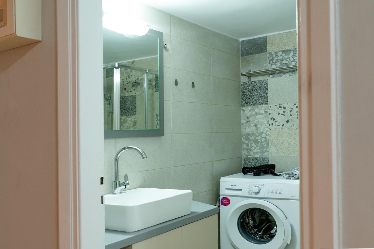 Entire Apt, 2 Bdrm, Center Апартаменты